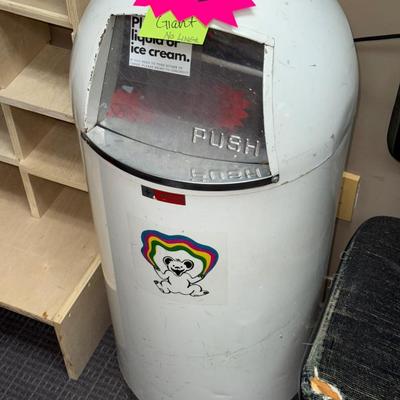S96-vintage trashcan