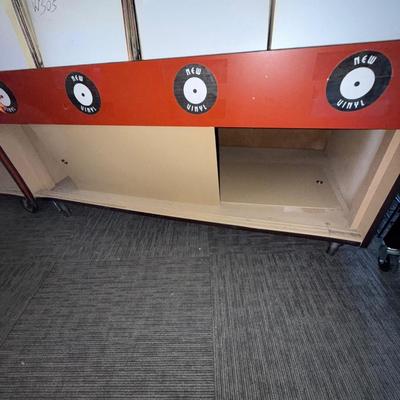 S107-wooden album display on wheels