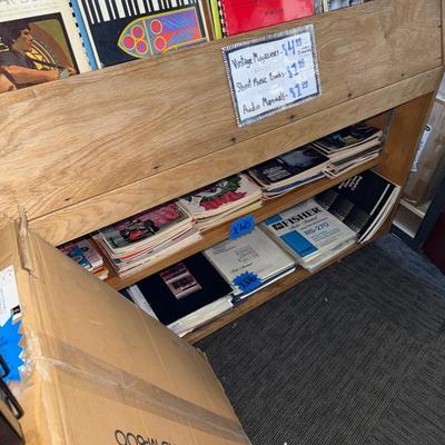 S116-magazine rack/display