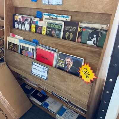 S116-magazine rack/display