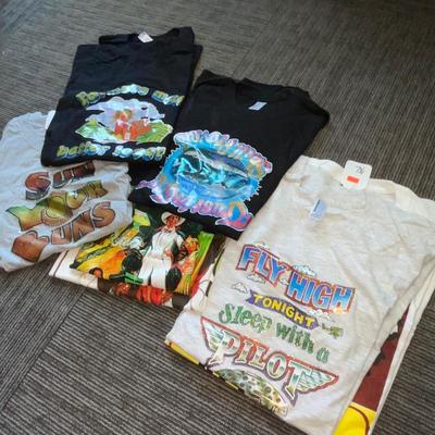 X277-bag with posters and T-shirts