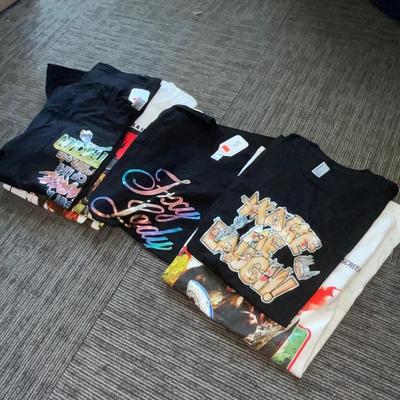 X275-bag with posters and T-shirts