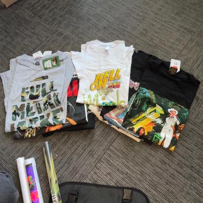 X270-bag with posters and T-shirts