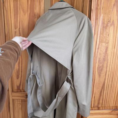 London Fog and Sydney Oilskin Trench Coat - Men’s Size 46 (FE-DZ)