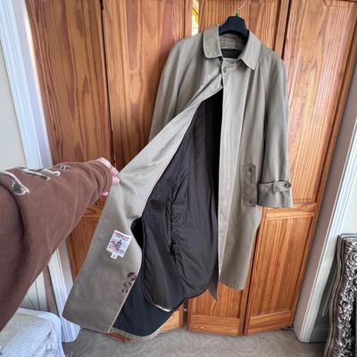 London Fog and Sydney Oilskin Trench Coat - Men’s Size 46 (FE-DZ)
