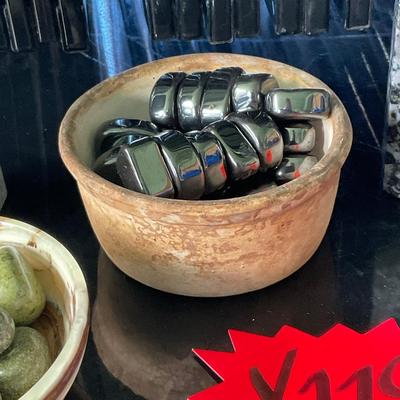 X229-Stone pillars, bowls of stones/magnetic discs