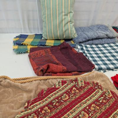 Assortment Of Vintage Hand Quilted Linen Table Runners Cloths Napkins