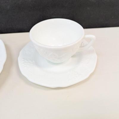 21 Pieces Of Vintage Milk Glass Dinner Set