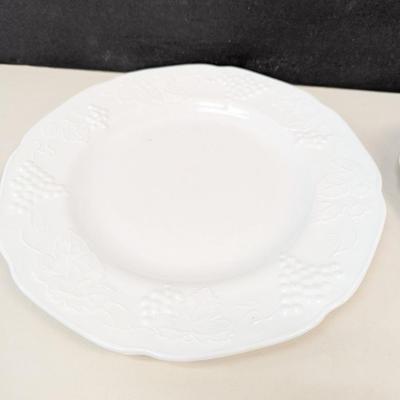21 Pieces Of Vintage Milk Glass Dinner Set