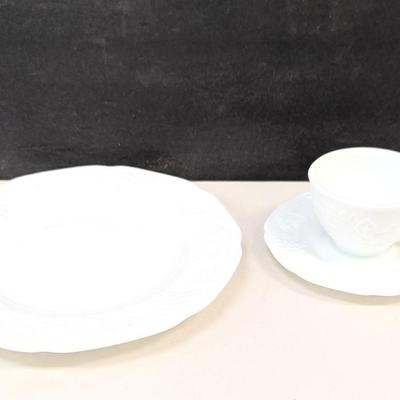 21 Pieces Of Vintage Milk Glass Dinner Set