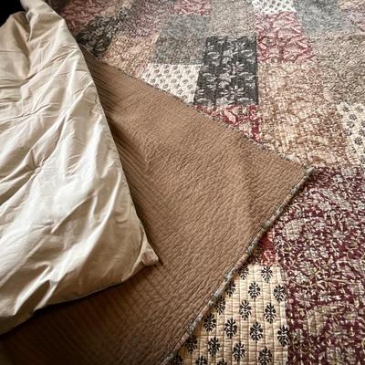 Quilt and bedspread w/2 shams Kingsize, quilt is poly filled and bedspread tightly sewing pattern