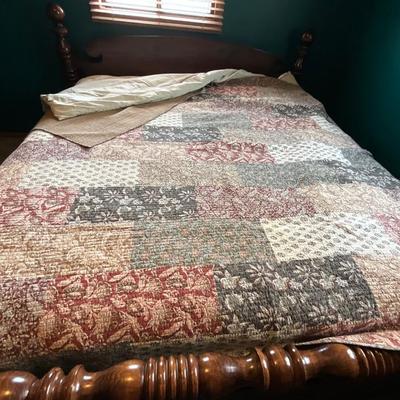 Quilt and bedspread w/2 shams Kingsize, quilt is poly filled and bedspread tightly sewing pattern