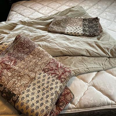 Quilt and bedspread w/2 shams Kingsize, quilt is poly filled and bedspread tightly sewing pattern