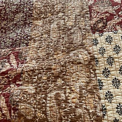 Quilt and bedspread w/2 shams Kingsize, quilt is poly filled and bedspread tightly sewing pattern