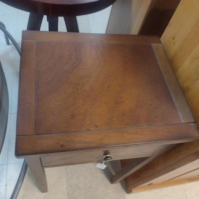 Safavieh Side/Accent Table with Drawer- Approx 16 3/4" x 14" x 30" Tall