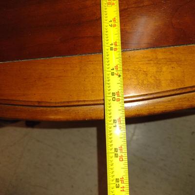 Hammary Wooden Side Table with Drawer- Approx 21" x 27" x 21 1/4" Tall