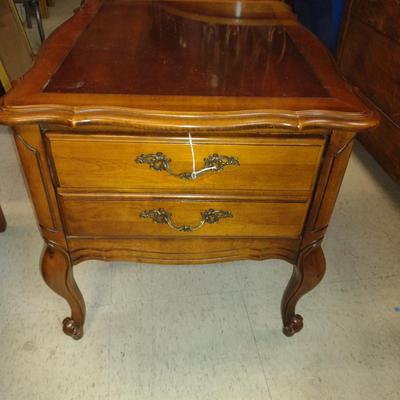 Hammary Wooden Side Table with Drawer- Approx 21" x 27" x 21 1/4" Tall