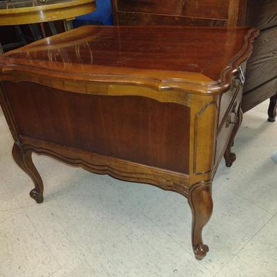Hammary Wooden Side Table with Drawer- Approx 21" x 27" x 21 1/4" Tall