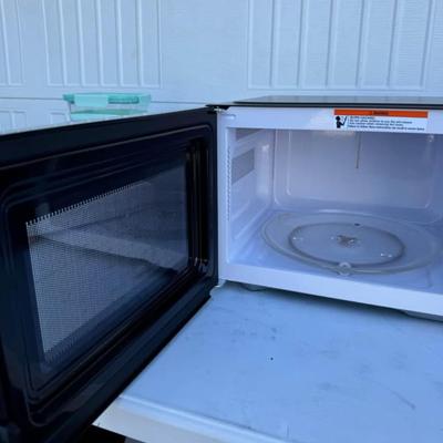 B - Midea 0.9 cu. ft. Countertop Microwave Oven