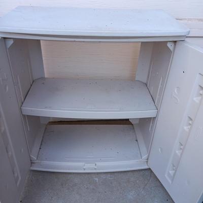 RUBBERMAID 2 ADJUSTABLE SHELF STORAGE CONTAINER