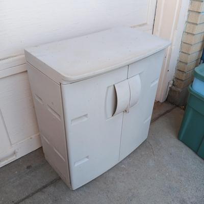 RUBBERMAID 2 ADJUSTABLE SHELF STORAGE CONTAINER