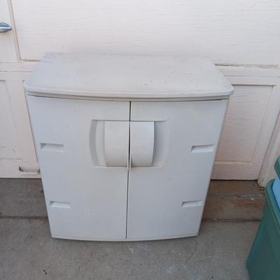 RUBBERMAID 2 ADJUSTABLE SHELF STORAGE CONTAINER