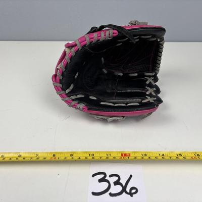Girls Louisville Slugger Glove