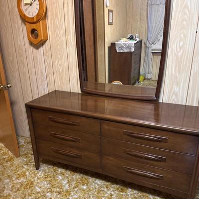Emphasis by Broyhill Premier 6 drawer dresser with mirror