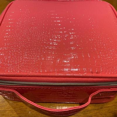 Makeup case with adjustable dividers