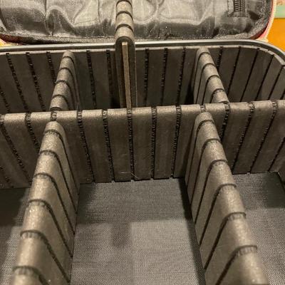 Makeup case with adjustable dividers
