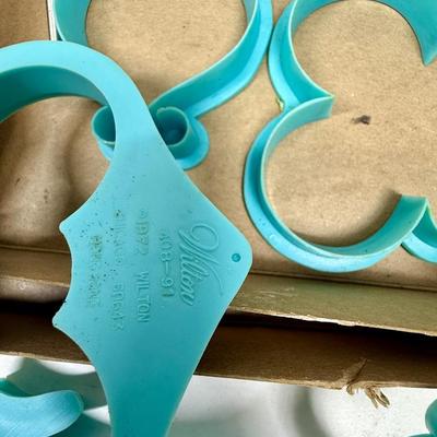 Vintage Cake Dscorating - Ciikie Dough Pyrex