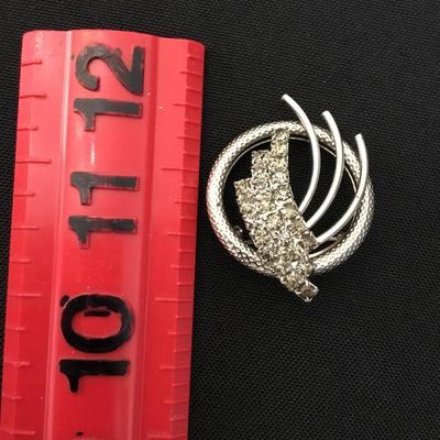 Beautiful vintage silver toned, rhinestone brooch