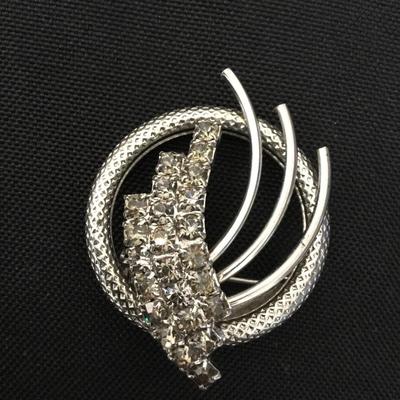 Beautiful vintage silver toned, rhinestone brooch