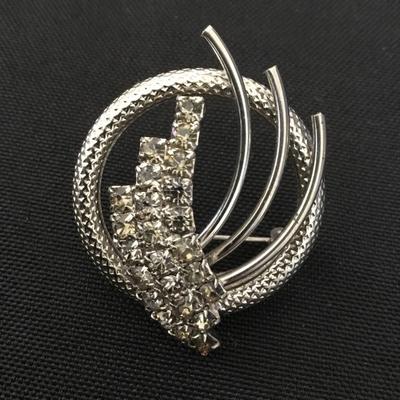 Beautiful vintage silver toned, rhinestone brooch