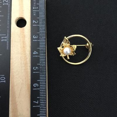 Vintage Circular leaf brooch