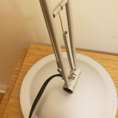 Williams Office Supply Rolling Desk and Desk Lamp (O-KD)