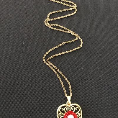 Vintage heart pendant necklace