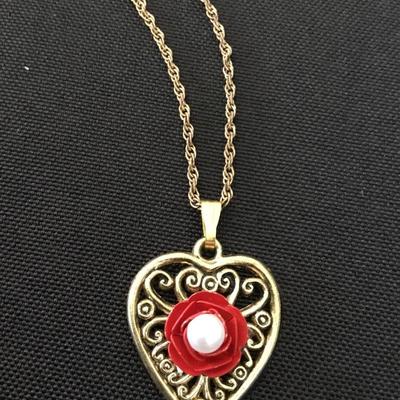 Vintage heart pendant necklace