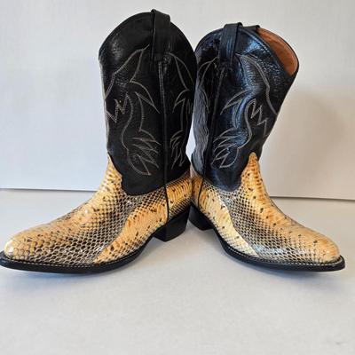LOT 3A: Longhorn Cowgirl Boots New in Box, Unknown Size