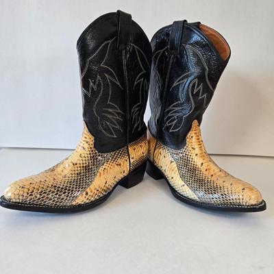 LOT 3A: Longhorn Cowgirl Boots New in Box, Unknown Size