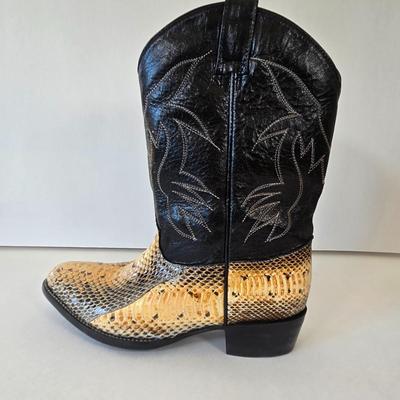 LOT 3A: Longhorn Cowgirl Boots New in Box, Unknown Size