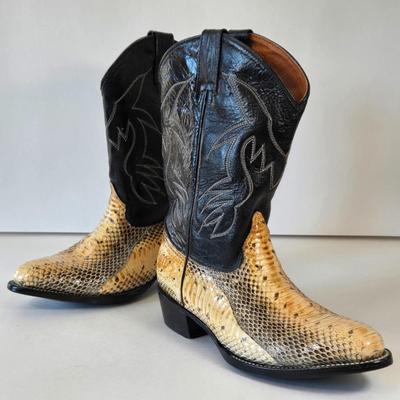 LOT 3A: Longhorn Cowgirl Boots New in Box, Unknown Size