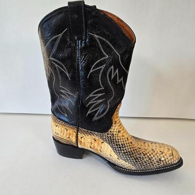LOT 3A: Longhorn Cowgirl Boots New in Box, Unknown Size