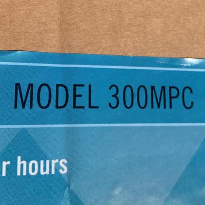 LOT 21 B: NIP Cambro Insulated Camcarrier #300MPC