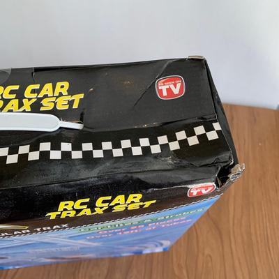 LOT 28 B: 3 NIP Zoom Tubes Car Trax RC Car Trax Set