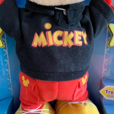 LOT 32 A: NIP 2010 Fisher-Price Disney Dance Star Mickey Mouse