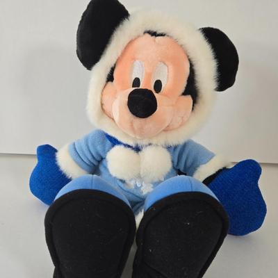 LOT 60A: All Bundled Up Minnie and Mickey x 2