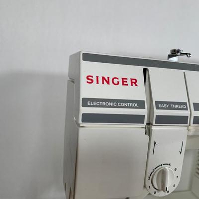 LOT 86 A: Singer Sewing Machine #57817C w/ Foot Pedal