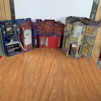 LOT 96 B: 1991 Kenner Animated Batman Wayne Manor Bat Cave Playset