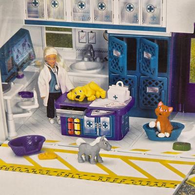 LOT 150L: Animal Planet Animal Rescue Care Center